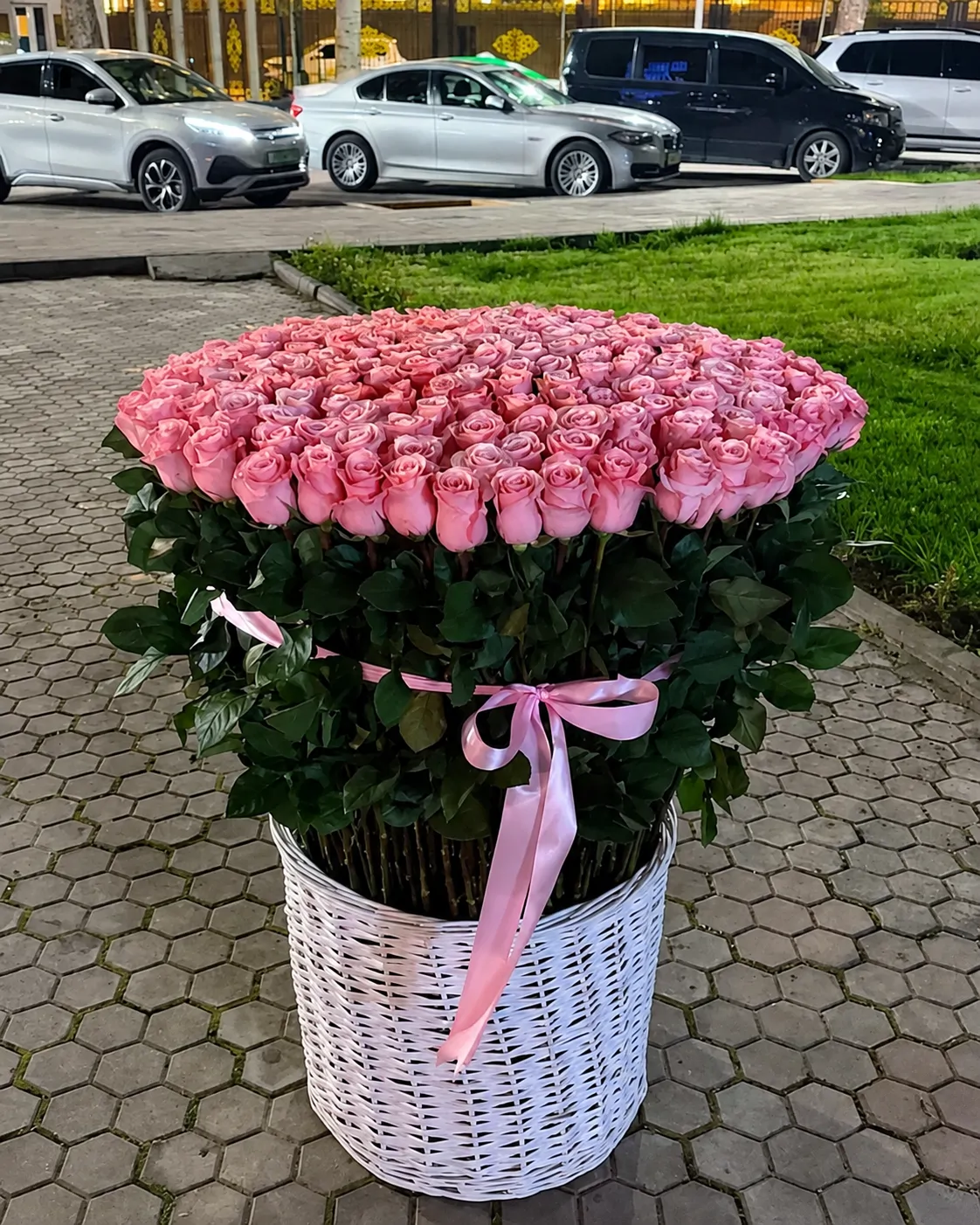 Розовый пьедестал