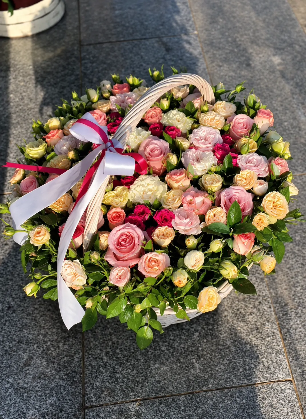 Корзина кустовых роз