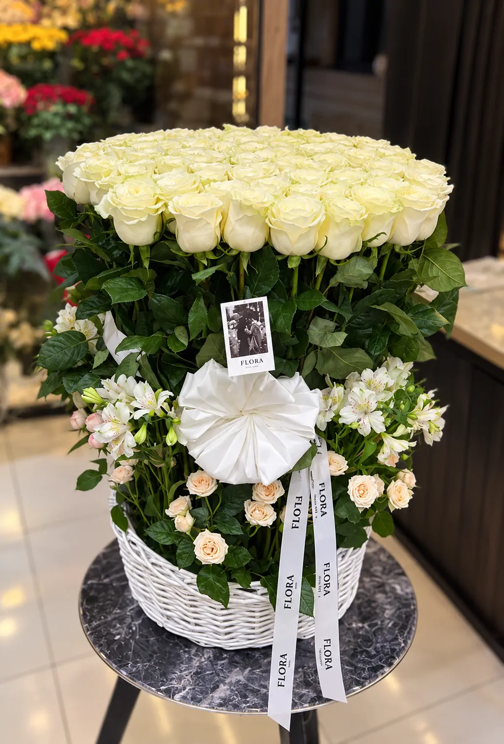 Корзина белых роз