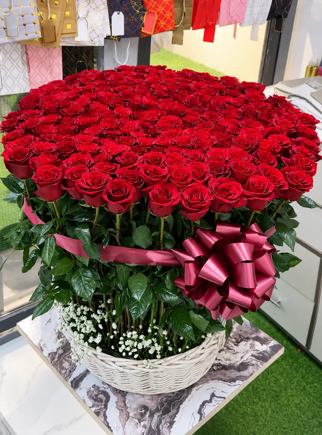 Алый купол голландских роз