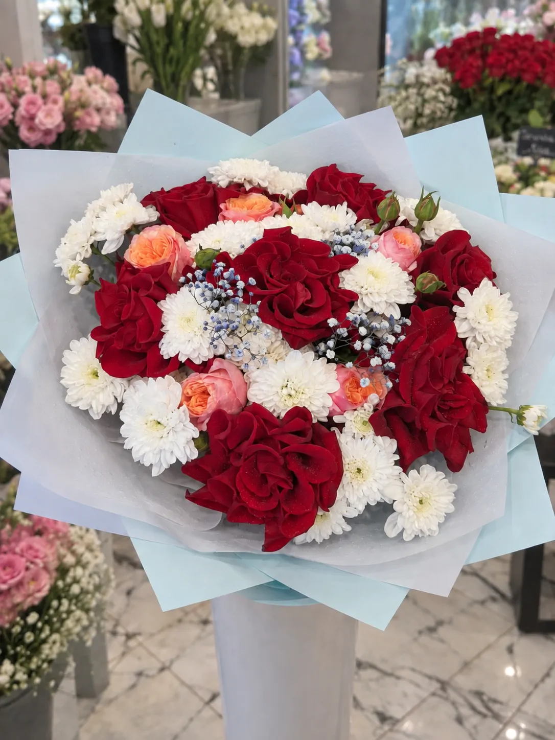 Красные розы с хризантемами