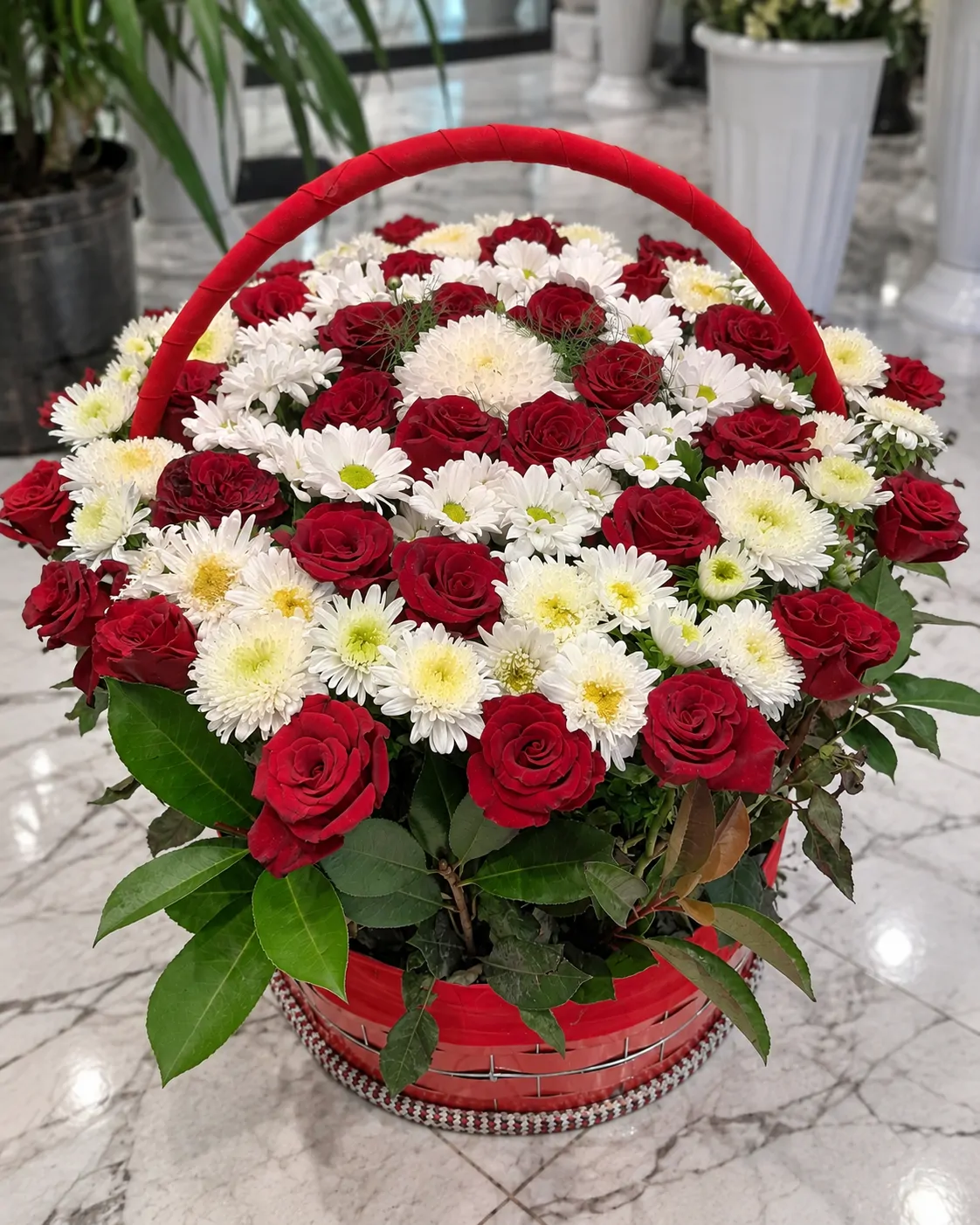 Розы с хризантемами
