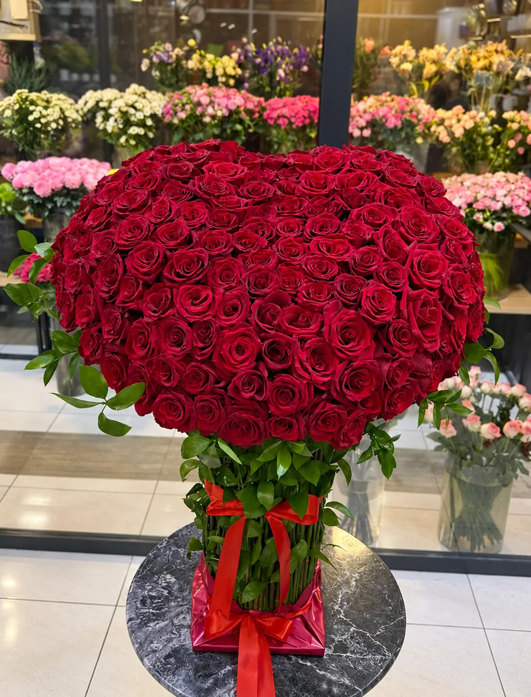 Сердце из красных роз